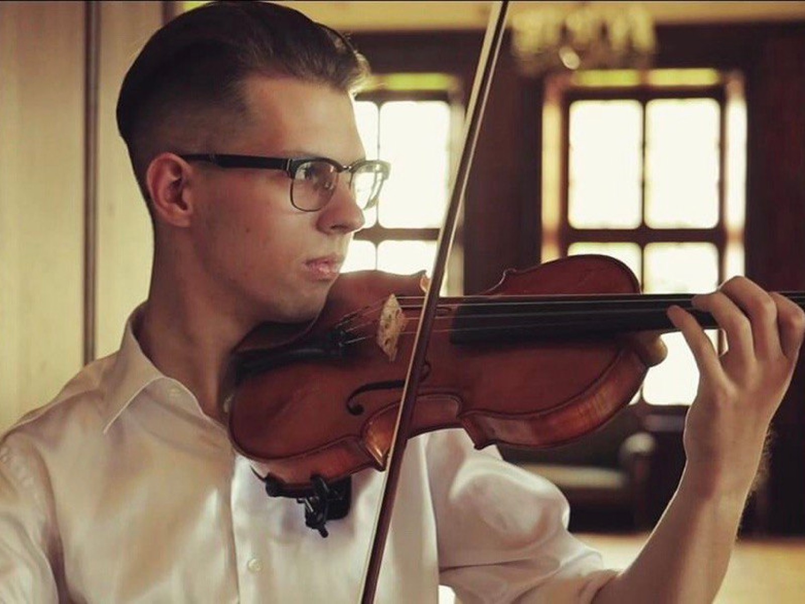 Arsen Kovalenko debout, un violon dans les mains